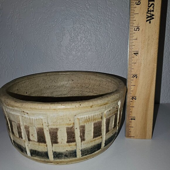 Beautiful Handmade Cream Colored Pottery Bowl 5.5 x 2" Signed - Picture 7 of 9